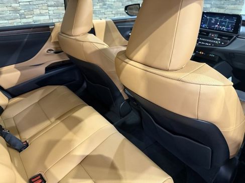 Used 2025 Lexus ES 300h w/ Premium Package image 32