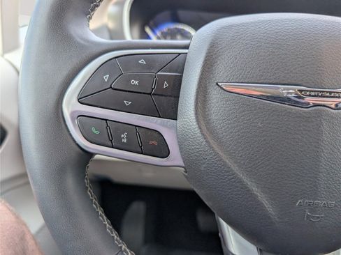 Used 2024 Chrysler Pacifica Touring-L FWD image 23