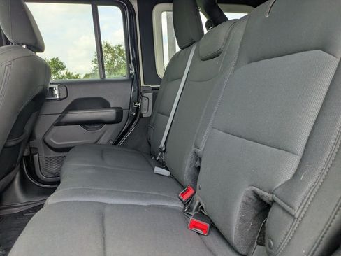Used 2018 Jeep Wrangler Unlimited Sahara w/ Cold Weather Group AWD/4WD image 13