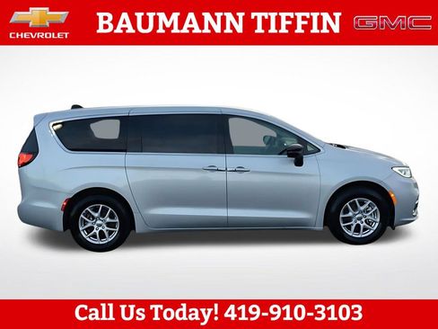 Used 2024 Chrysler Pacifica Touring-L FWD image 4