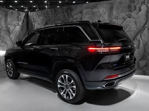 Used 2023 Jeep Grand Cherokee Overland w/ Luxury Tech Group IV image 16