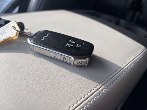 Used 2024 Kia Carnival LX image 23