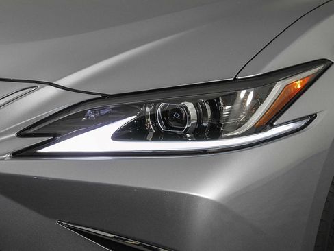 Used 2025 Lexus ES 350 image 4