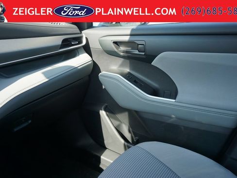 Used 2022 Toyota Highlander LE AWD/4WD image 33