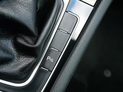 Used 2019 Volkswagen Golf R 4-Door AWD/4WD image 33