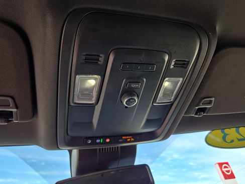 Used 2023 Chevrolet Suburban LT image 27