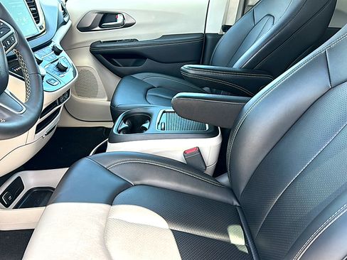 Used 2024 Chrysler Pacifica Touring-L FWD image 13