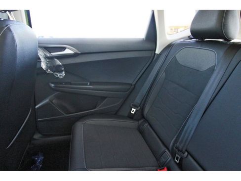 Certified 2025 Volkswagen Taos SE FWD image 14