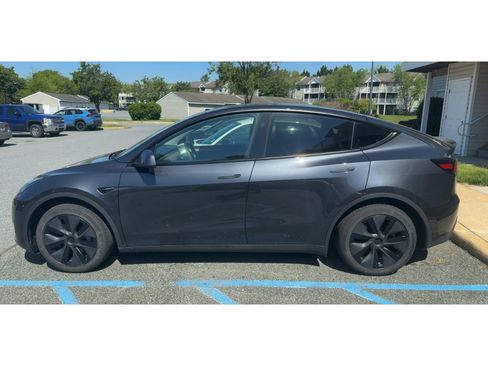 Used 2025 Tesla Model Y Long Range RWD image 2