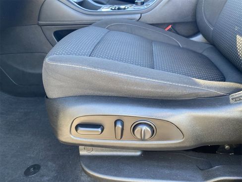 Used 2021 GMC Acadia SLE w/ Driver Convenience Package image 17