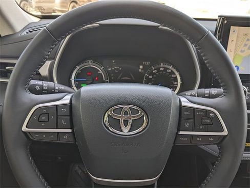 Used 2025 Toyota Highlander XLE image 24