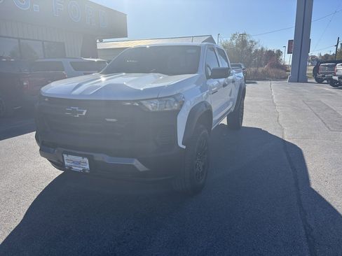 Used 2023 Chevrolet Colorado Trail Boss w/ Technology Package image 2