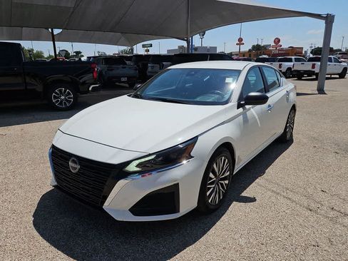 Used 2025 Nissan Altima 2.5 SV FWD image 4