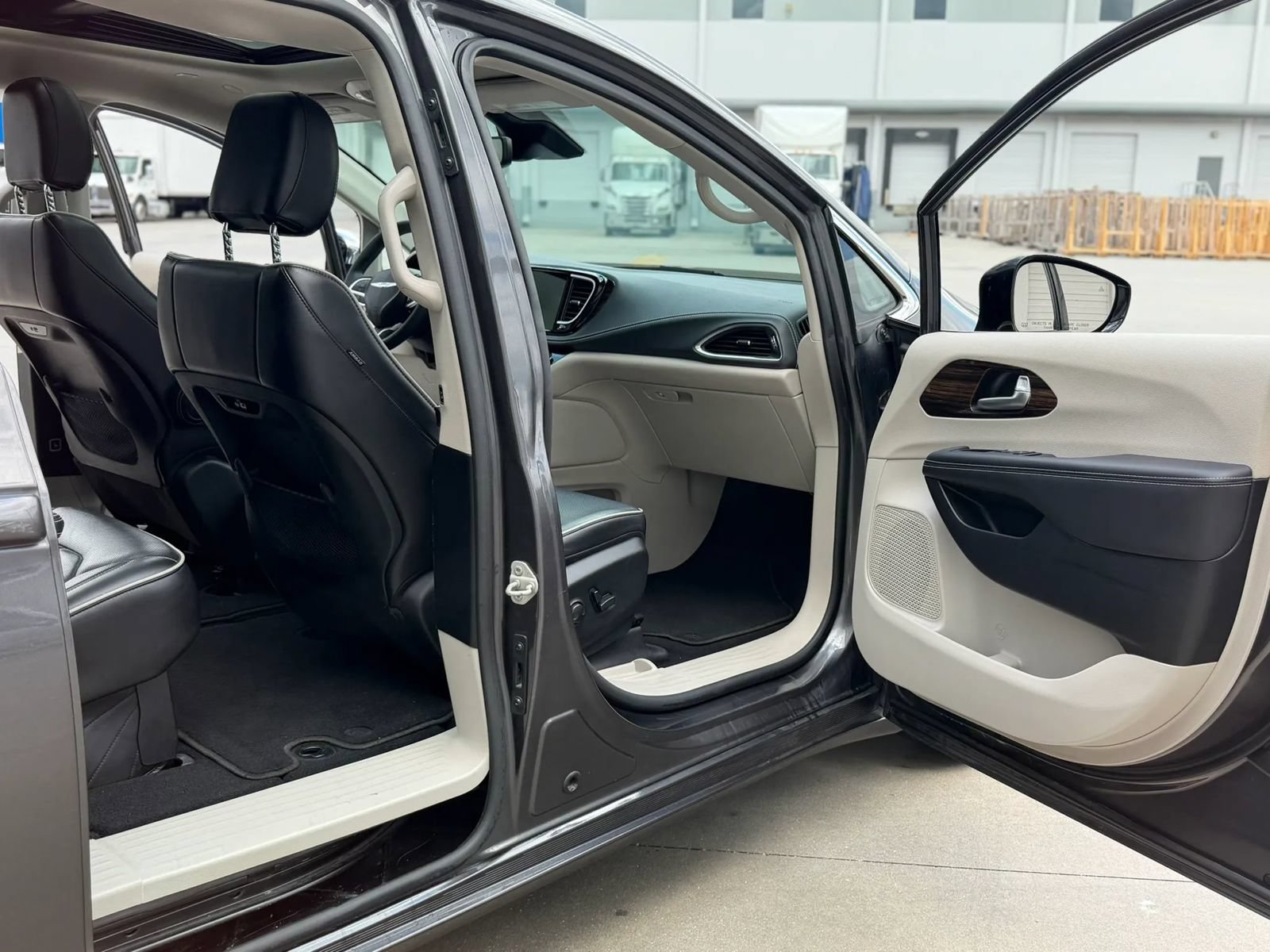 Used 2023 Chrysler Pacifica Limited FWD image 26