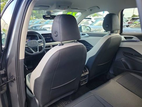 Certified 2025 Volkswagen Taos SE FWD image 13