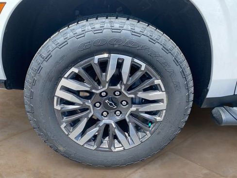 Used 2025 Chevrolet Tahoe Z71 w/ Comfort Package AWD/4WD image 14