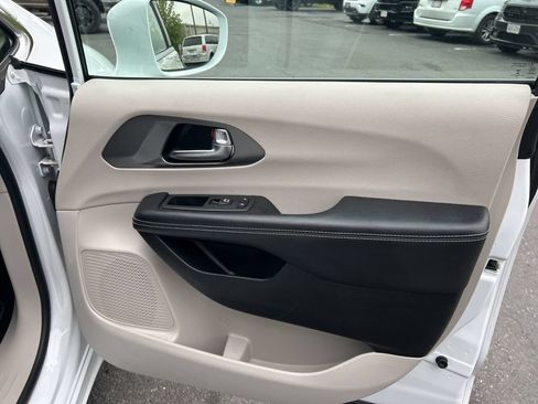 Used 2022 Chrysler Pacifica Touring-L FWD image 31