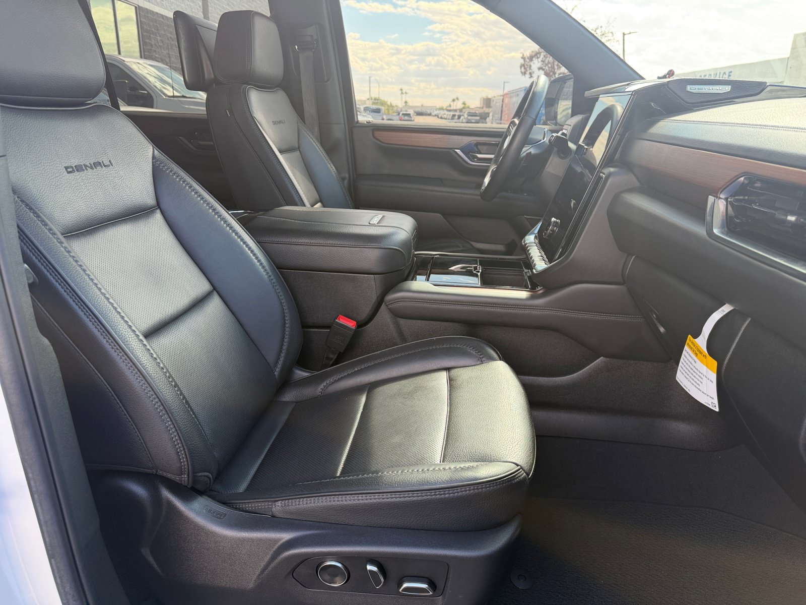 Used 2025 GMC Yukon XL Denali w/ Advanced Technology Package AWD/4WD image 31