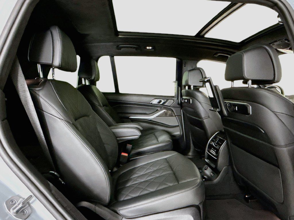 Used 2023 BMW X7 xDrive40i w/ M Sport Package AWD/4WD image 15