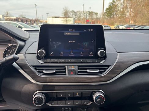 Used 2025 Nissan Altima 2.5 SV image 17