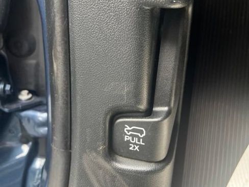 Used 2020 Ford Explorer XLT w/ Equipment Group 202A AWD/4WD image 11