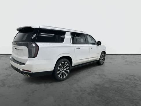 Used 2025 Chevrolet Suburban High Country AWD/4WD image 4