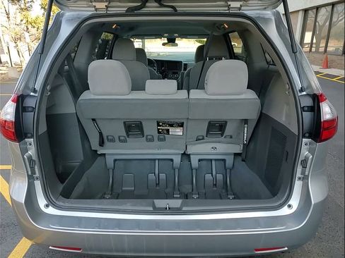 Used 2020 Toyota Sienna L image 7