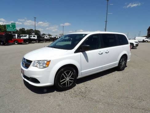 Used 2018 Dodge Grand Caravan SE w/ UConnect Hands-Free Group image 3