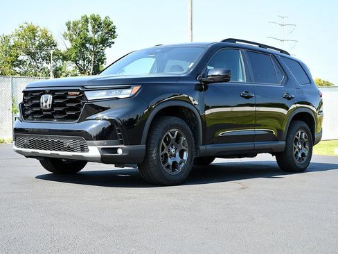 Used 2024 Honda Pilot TrailSport image 3