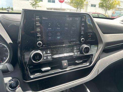 Used 2022 Toyota Highlander LE FWD image 11