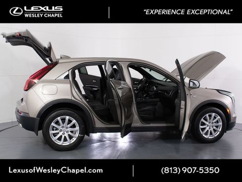 Used 2023 Cadillac XT4 Luxury w/ Cold Weather Package FWD image 11