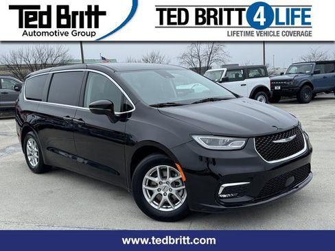 Used 2024 Chrysler Pacifica Touring-L image 1