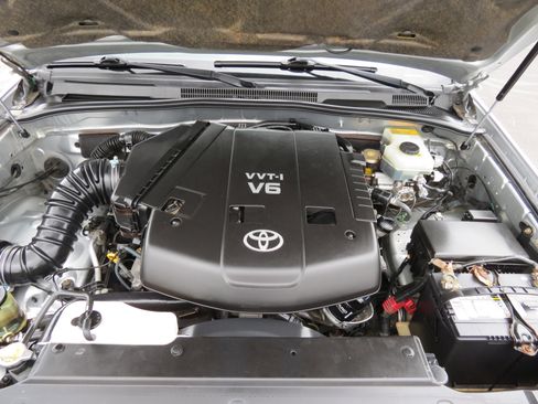 Used 2004 Toyota 4Runner SR5 RWD image 10