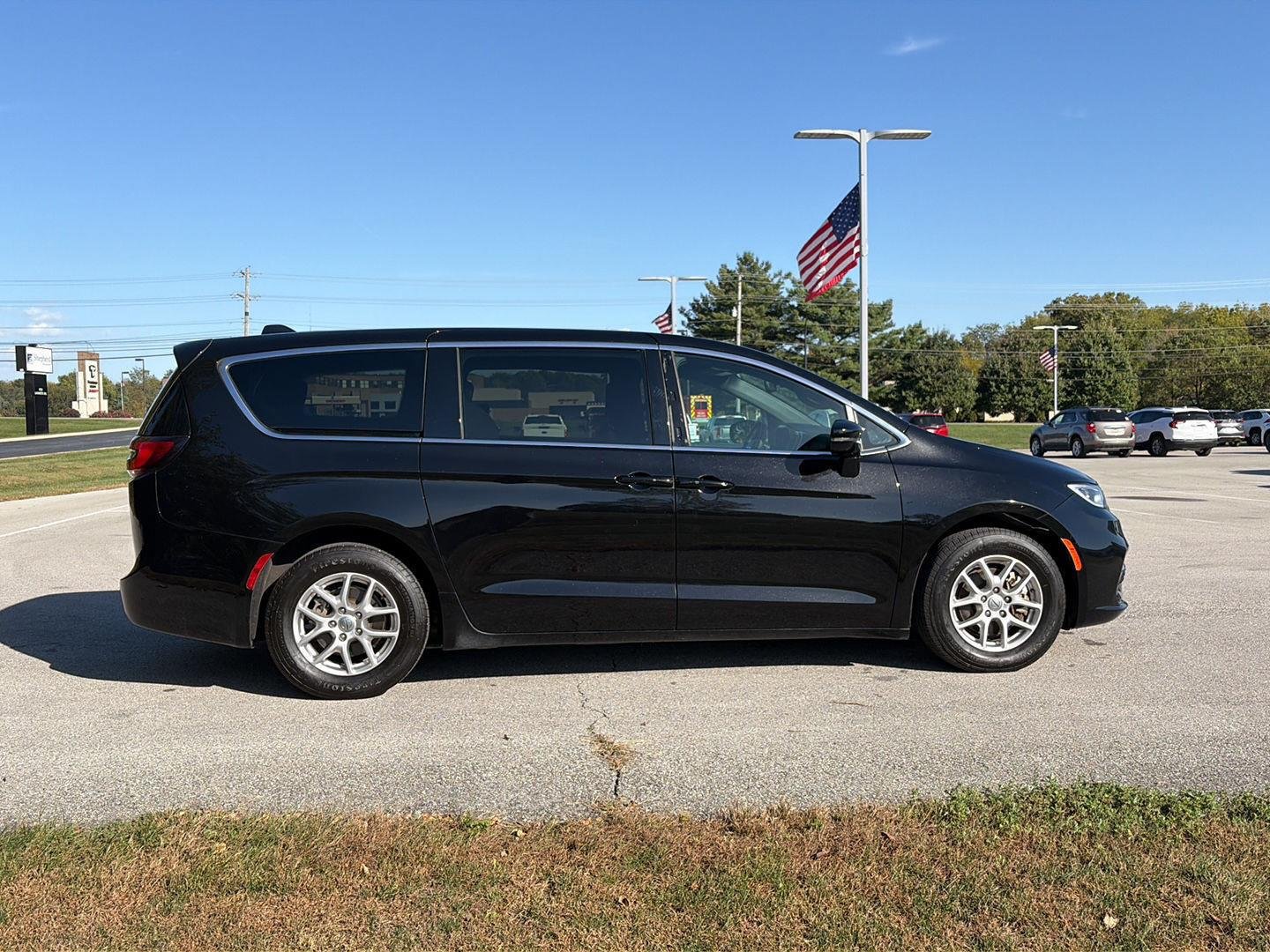 Used 2024 Chrysler Pacifica Touring FWD image 6