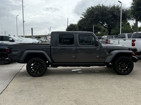 Used 2024 Jeep Gladiator Sport AWD/4WD image 3
