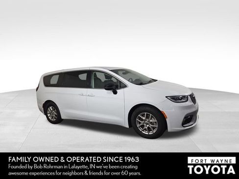 Used 2024 Chrysler Pacifica Touring-L FWD image 5