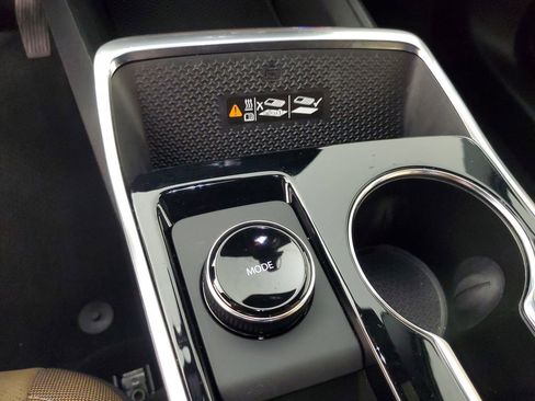 Used 2025 Chevrolet Equinox ACTIV w/ Safety and Technology Package image 17