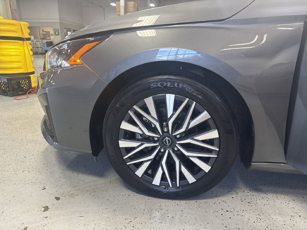Used 2025 Nissan Altima 2.5 SV FWD image 41