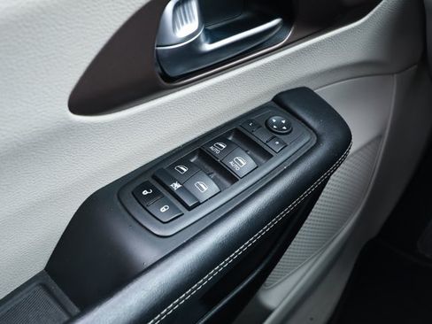 Used 2022 Chrysler Voyager LX FWD image 20