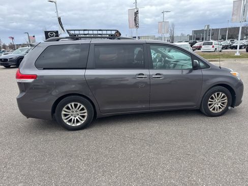 Used 2013 Toyota Sienna XLE w/ Entertainment Pkg image 4