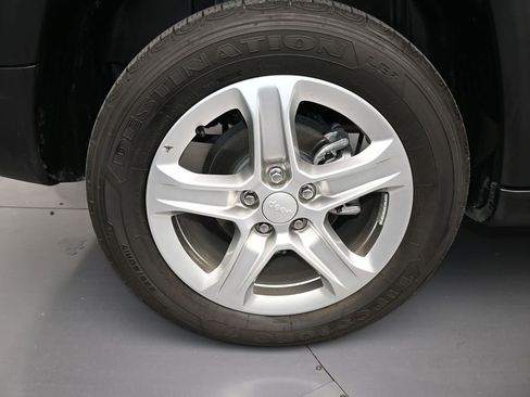 Used 2024 Jeep Compass Latitude image 36