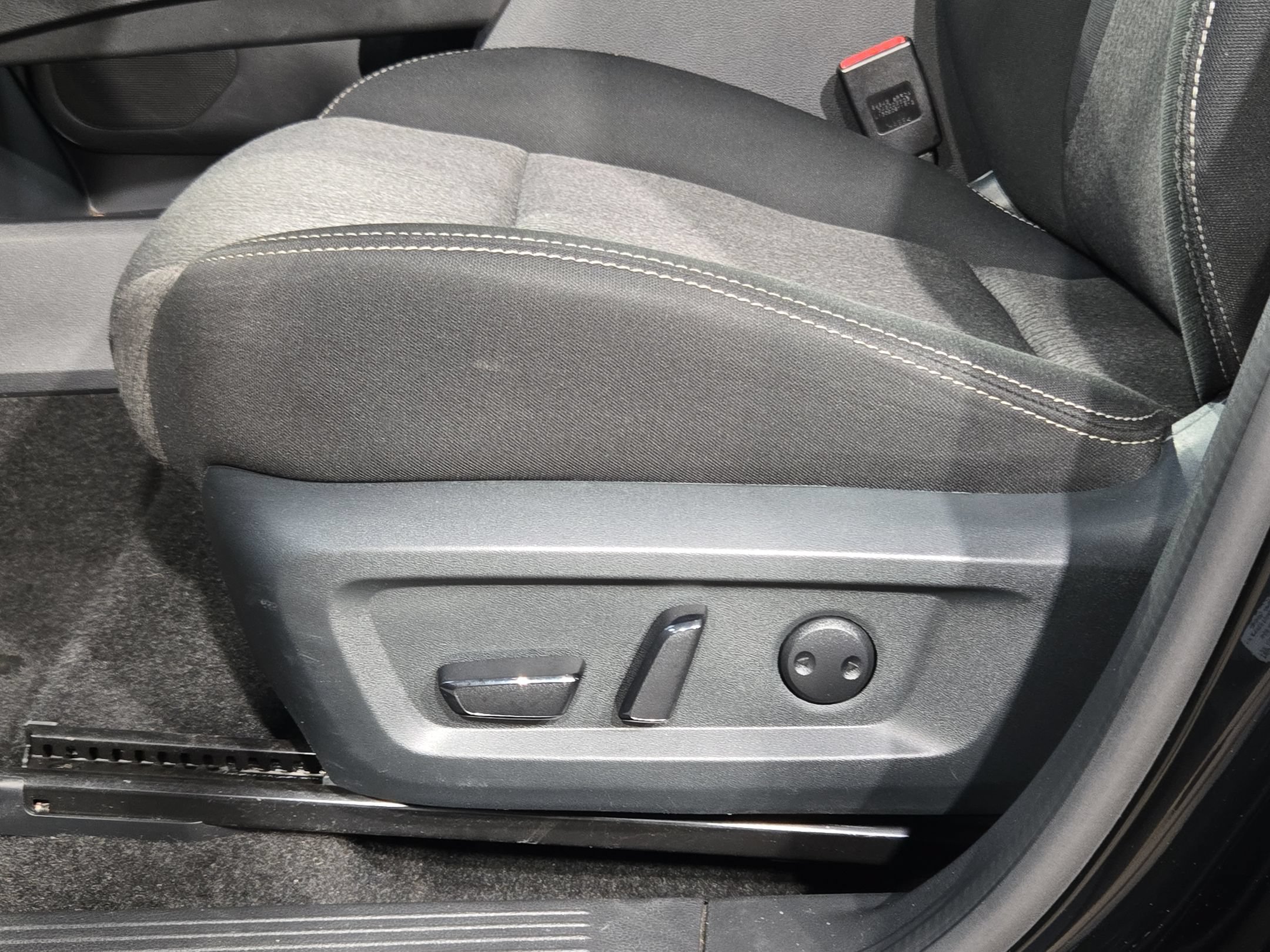 Used 2025 Nissan Rogue SV FWD image 23