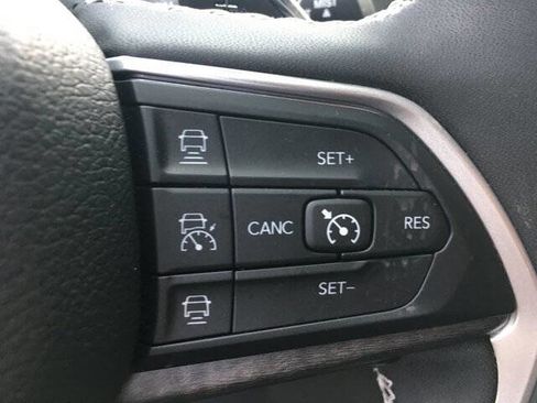 Used 2023 Jeep Grand Cherokee Limited w/ Black Appearance Package image 11