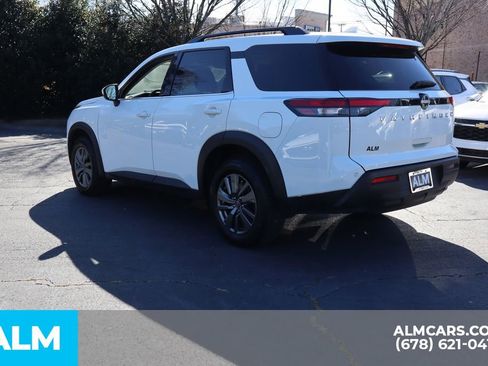 Used 2025 Nissan Pathfinder SV image 8