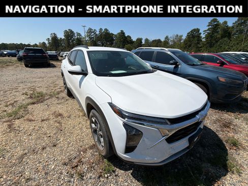 Used 2025 Chevrolet Trax LT FWD image 3