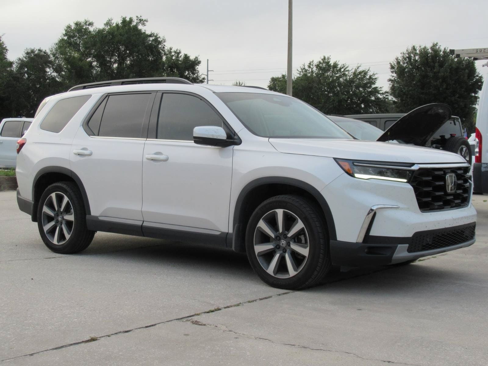 Used 2025 Honda Pilot Touring image 1