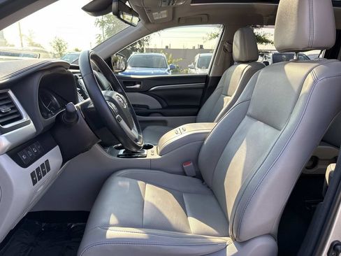 Used 2018 Toyota Highlander Limited Platinum AWD/4WD image 11