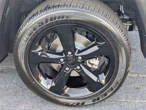 New 2025 Jeep Grand Cherokee Altitude image 8