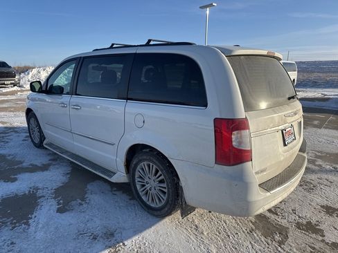 Used 2016 Chrysler Town & Country Touring-L image 3