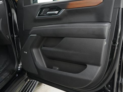 Used 2025 GMC Yukon Denali w/ Denali Reserve Package AWD/4WD image 9